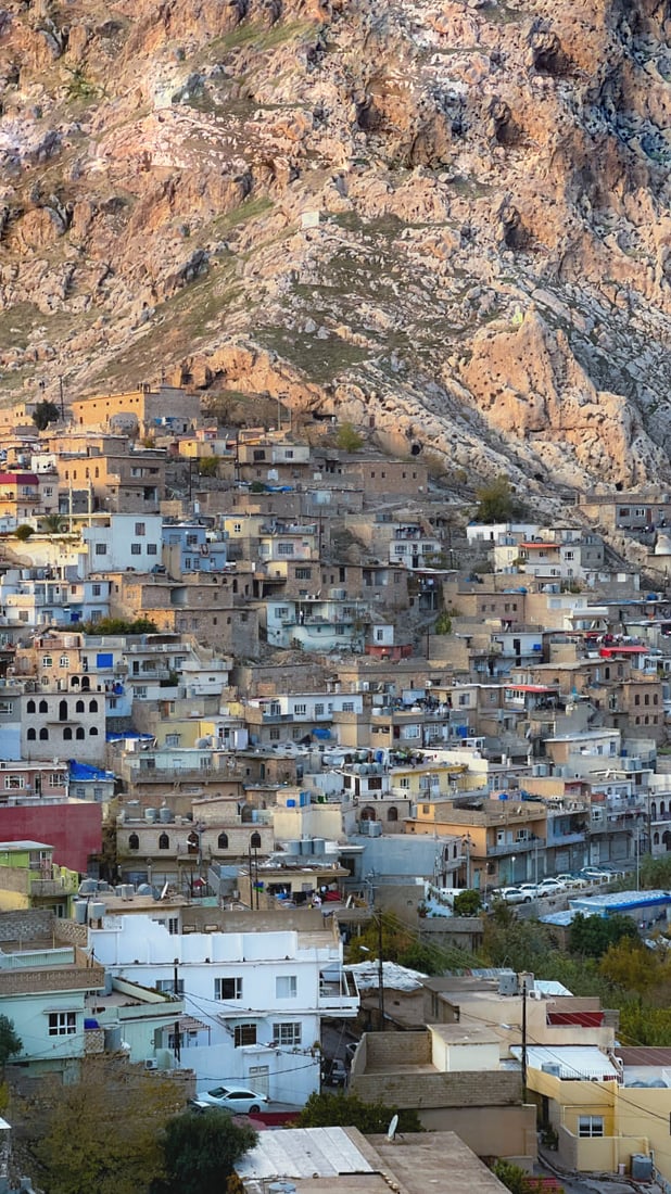 صخرية ومعرضة للانهيار.. لقطات ساحرة من عقرة لبيوت عمرها 1700 عام