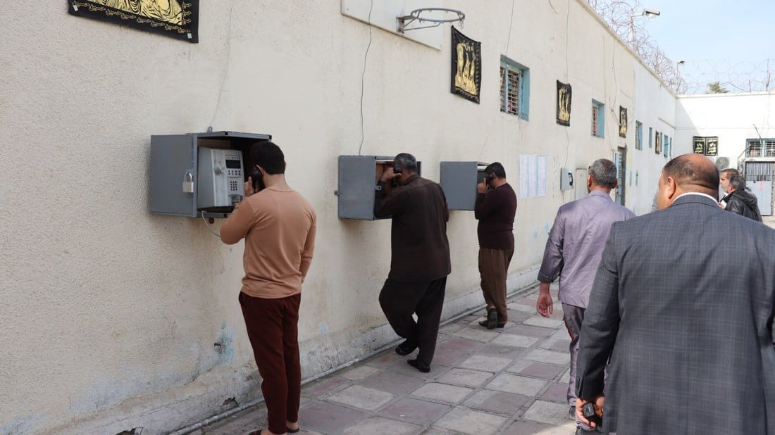 أرباح بالملايين داخل سجون الحلة.. الاتصالات توفر للنزلاء كارتات التلفون