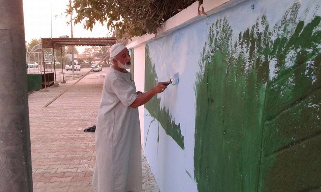 “بالدشداشة والعقال”.. ستيني بموهبة فطرية يُجسّد طبيعة الريف بلوحات عالمية