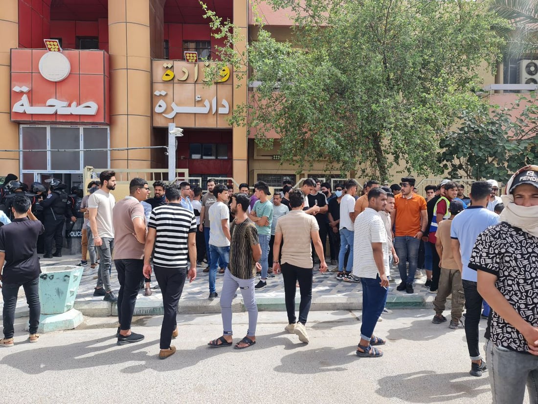 صور: تظاهرة في السماوة تغلق دائرة الصحة.. 800 عامل خدمة يطالبون بالملاك الدائم