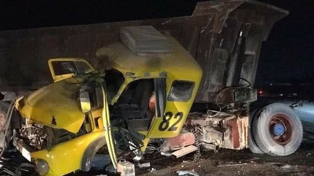 وجهاً لوجه..اصطدام شاحنتين يقتل سائقاً ويقود الآخر إلى مستشفى هيت