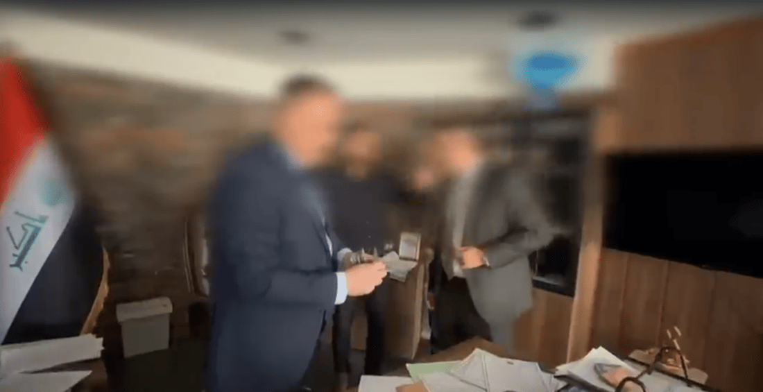 مداهمة مكتب مسؤول ببلدية كركوك متلبساً بأخذ رشوة وآيفون “18 برو ماكس”