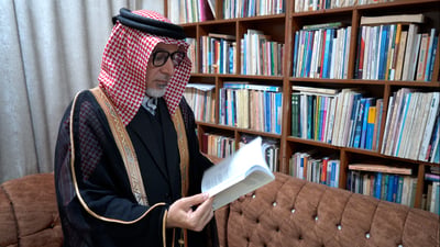 شيخ المنتفك عاد من لندن بـ24 كتاباً.. مضيف المناع تصالح مع نظريات التشظي والالتحام