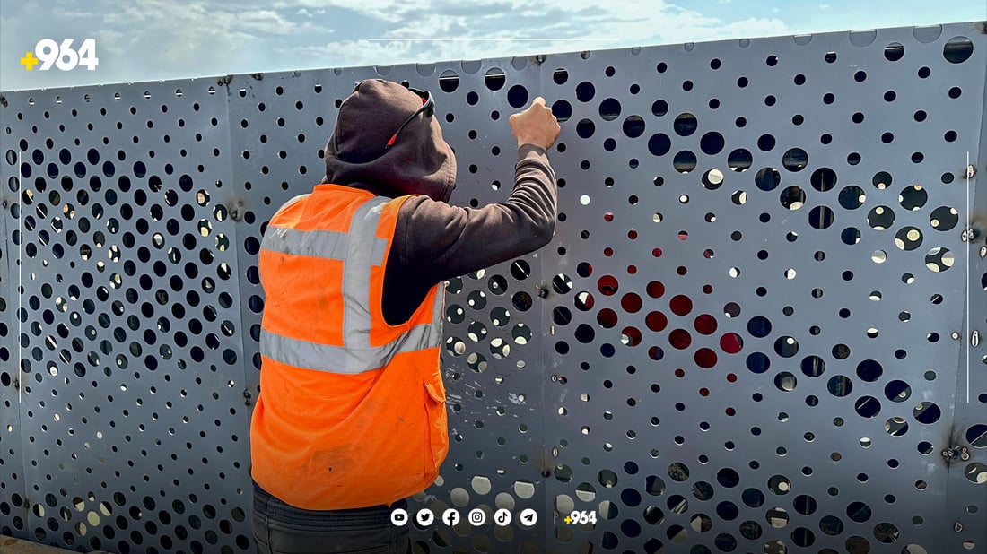 کارمەندێک خەریکی نۆژەنکردنەوەی پردەکەیە وێنە: 964+