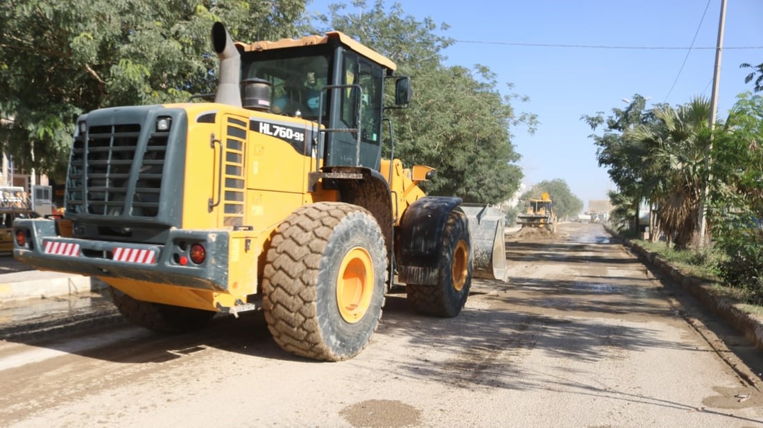 صور: 60 متطوعاً ينتشرون في سامراء بآلياتهم لتنظيف المدينة