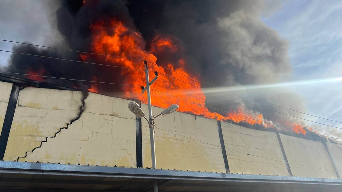 ئاگرێکی گەورە لە کۆگایەکی دیکۆرات و کەرەستەی بیناسازی لە هەولێر کەوتوەتەوە