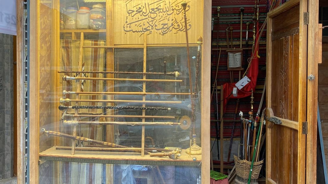 أبهرت الكويتيين بأحجارها وإتقانها.. صور من ورشة صانع العكازات الوحيد في الناصرية