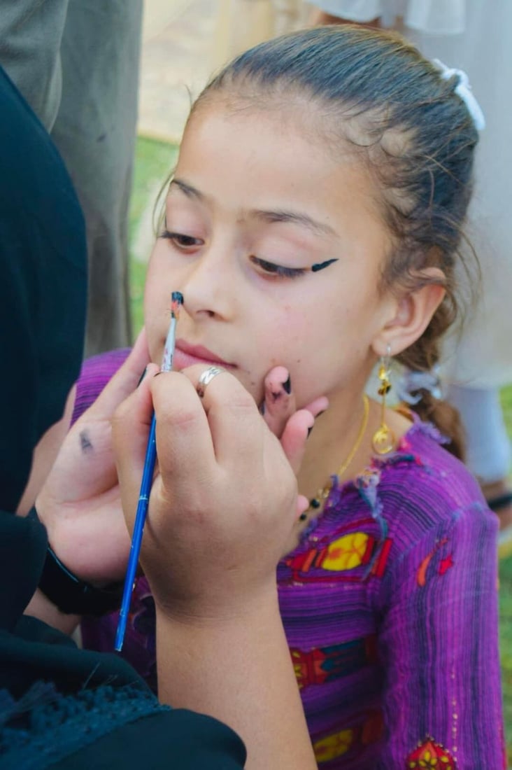 صور: أيتام بعقوبة نظفوا المنتزه وزرعوا الشتلات وشاركوا في إفطار جماعي