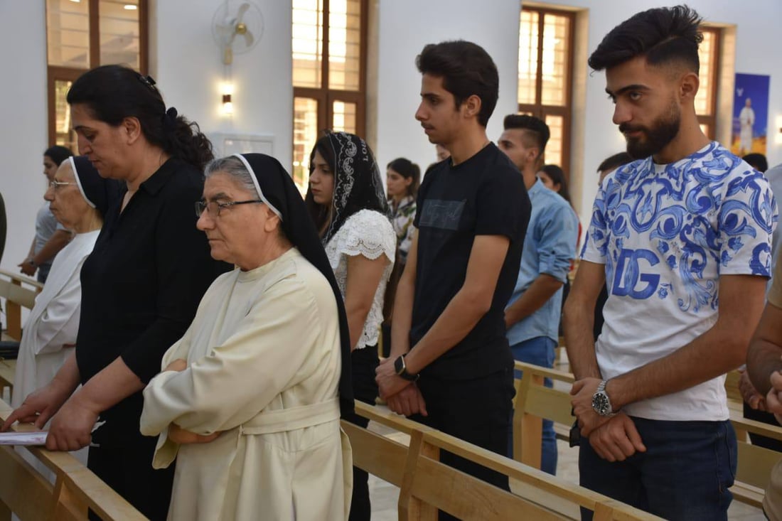 “فعل قبيح لا يمثلنا”.. مسيحيو الموصل يحتجون في كنيسة مار بولص ضد حارق المصحف