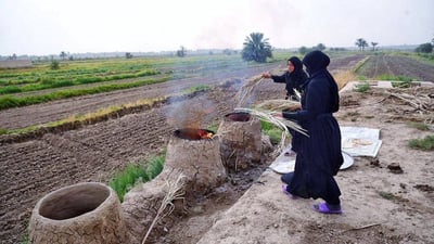 “تنور الطين” ما يزال دافئاً في طويريج.. الخبز للأهل والزائرين فقط (صور)