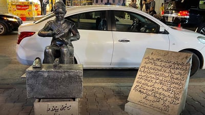 پەیکەرەکەی بەردەرکی سەرا بە بارێک چیمەنتۆوە داندراوەتەوە