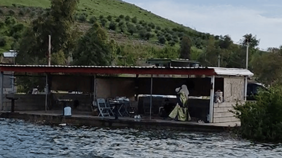 چێشتخانەیەکی دوکان و ژمارەیەک کەپر وا ژێر ئاو دەکەون