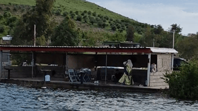 چێشتخانەیەکی دوکان و ژمارەیەک کەپر وا ژێر ئاو دەکەون