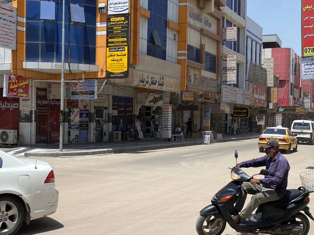 صور: الناصرية توحد ألوان لافتات الأطباء والصيدليات دون توجيه.. والبلدية متفاجئة!