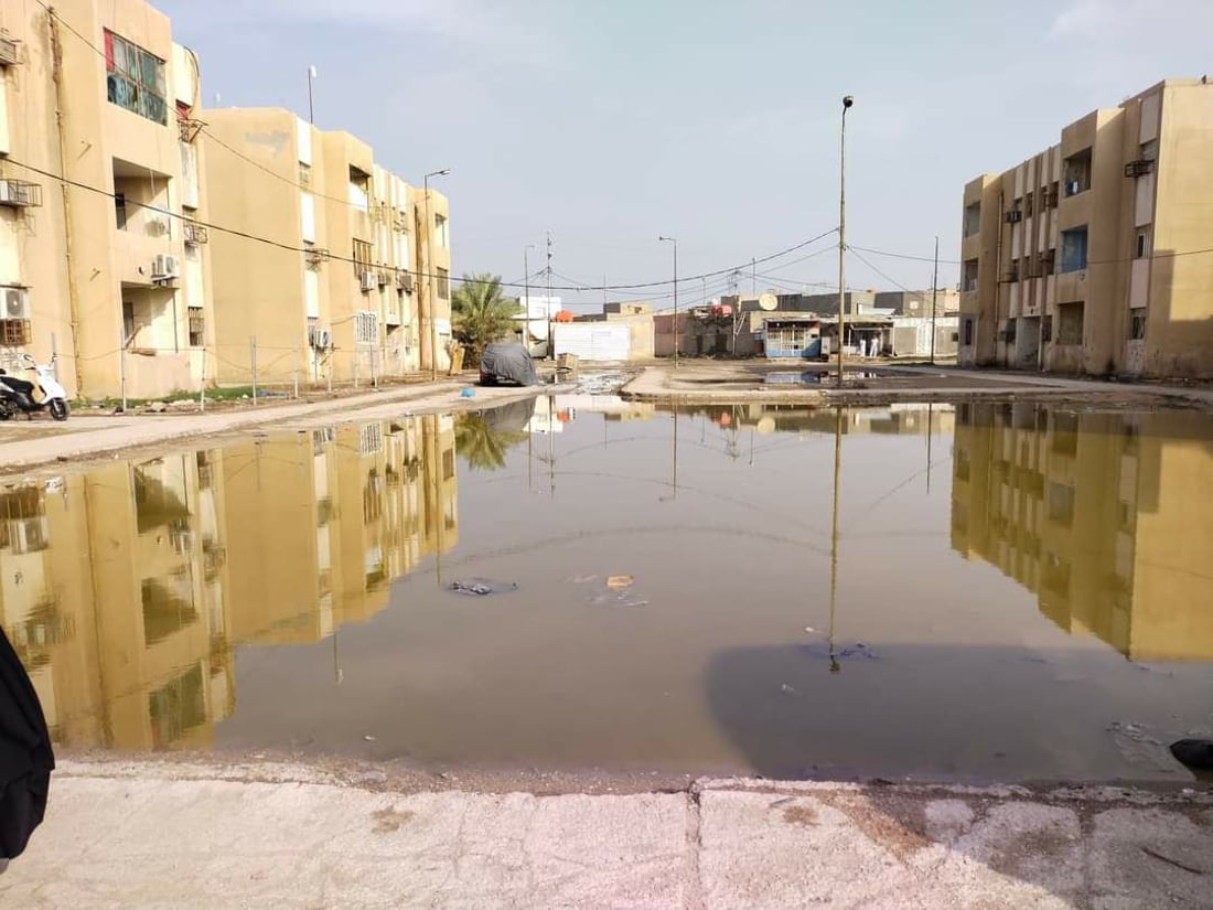 السماوة: السكان يهجرون “أم العصافير” الغارقة بطفح المجاري (صور)