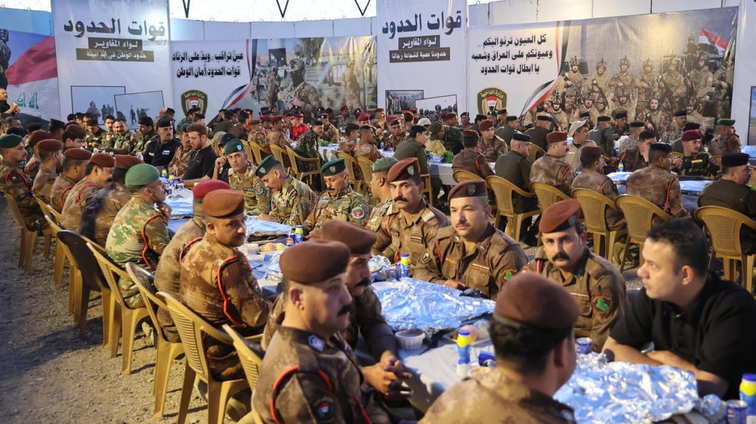 صور: وزير الداخلية على الحدود مع سوريا يشارك المقاتلين مأدبة إفطار