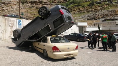 ئۆتۆمبێلێکی پارککراو جوڵە دەکات و دەکەوێت بەسەر ئۆتۆمبێلێکی تردا