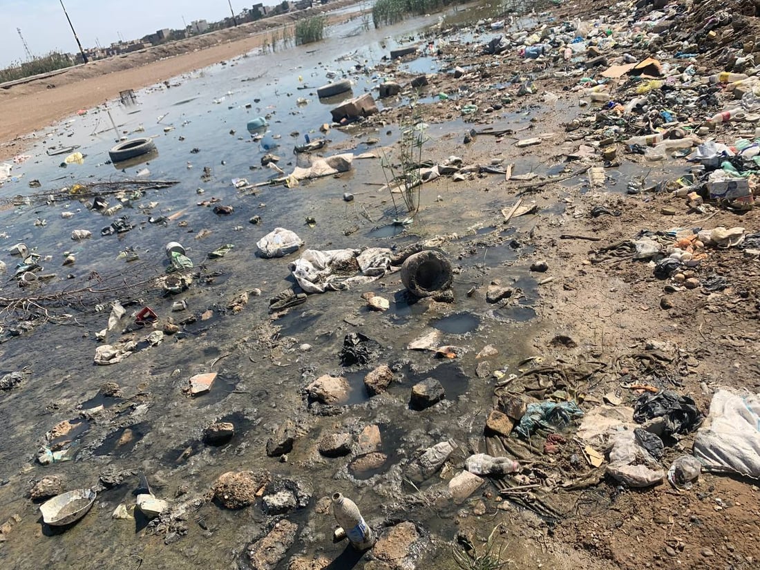 كاميرا 964: شاحنة لدائرة المجاري تلقي المياه الثقيلة بين منازل في أبو غريب