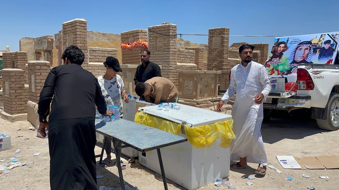 صور: متطوعون يقدمون الماء البارد والعصائر لزوار وادي السلام في النجف