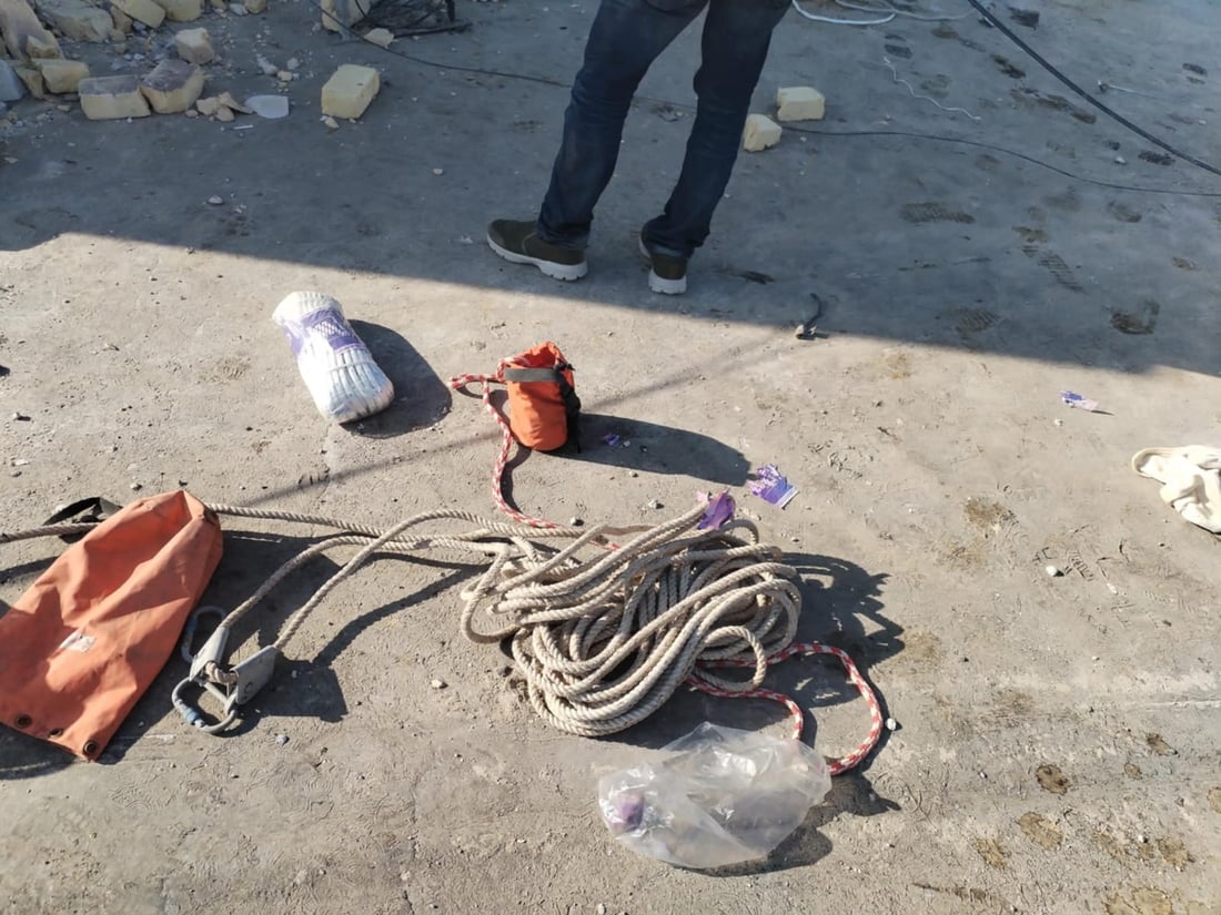 صور تحبس الأنفاس.. عامل انترنت يفقد وعيه فوق برج بارتفاع 65 متراً