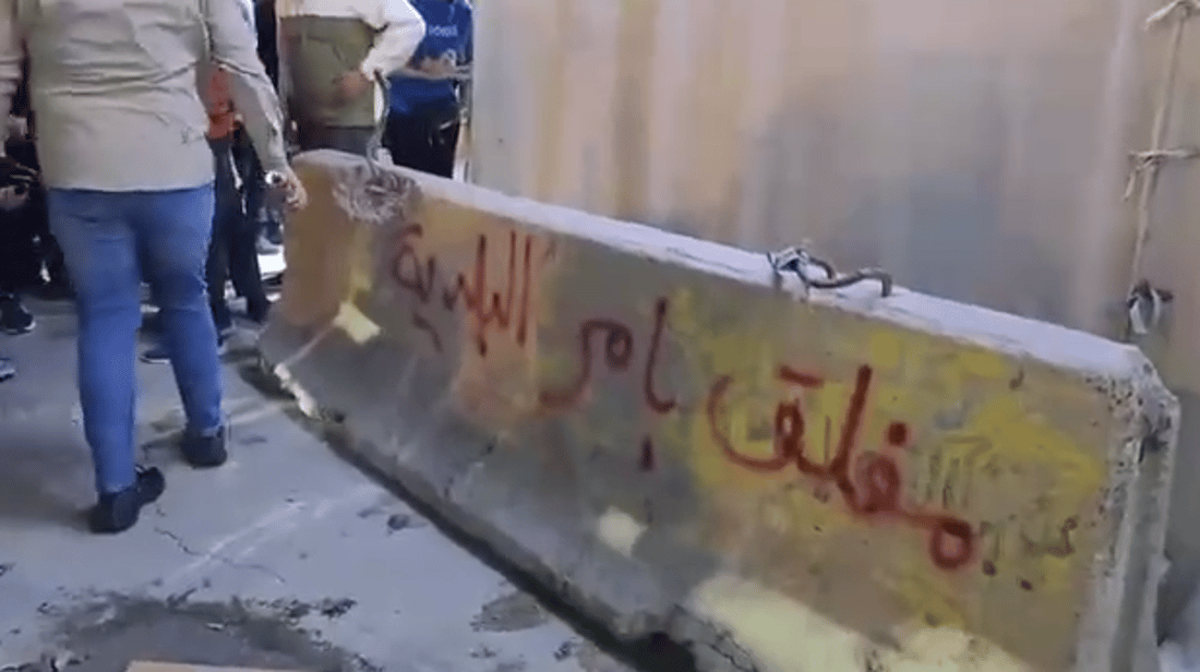 “مغلق بأمر البلدية”.. البصرة تضع صبات كونكريتية أمام المحلات المتجاوزة (فيديو)