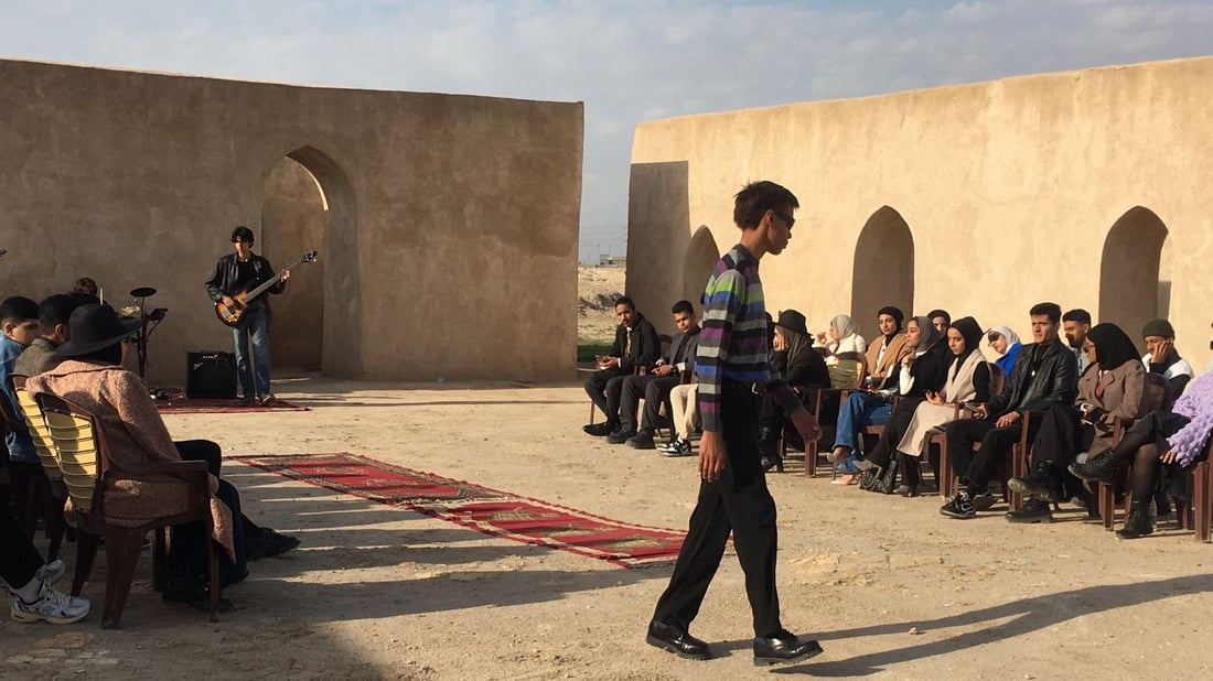 صور: عرض أزياء لملابس الـ”بالة” في حارات العباسيين الأثرية بتنظيم شبابي في البصرة