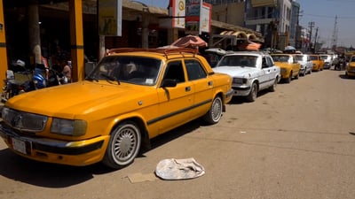 كانت يوماً رمزاً للرفاهية.. “فولكا” الروسية هي التكسي رقم 1 في سوق الشيوخ!