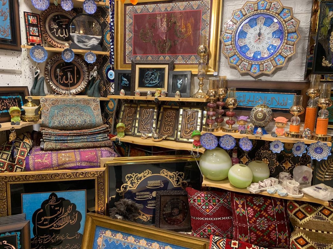 منمنمات وجلسات عربية.. “فيروزيات” تكسر رتابة سوق الكوت بالأنتيك اليدوي (صور)
