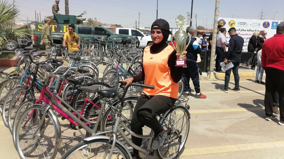 صور: أول سباق للدراجات الهوائية في تكريت يجمع 40 فتاة في شارع الاحتفالات