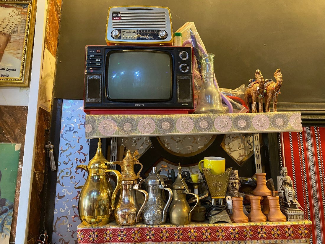 مقهى الكحلاء يطعم الصيادين فجراً ولا يزيل صور “الزعيم” وگوگوش بتبدل الزمان (صور)