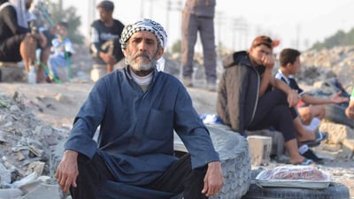 كل ملاعب الزبير تعرف أبو عادل.. يبيع الداطلي للجمهور ويشجع الطلبة بلا توقف