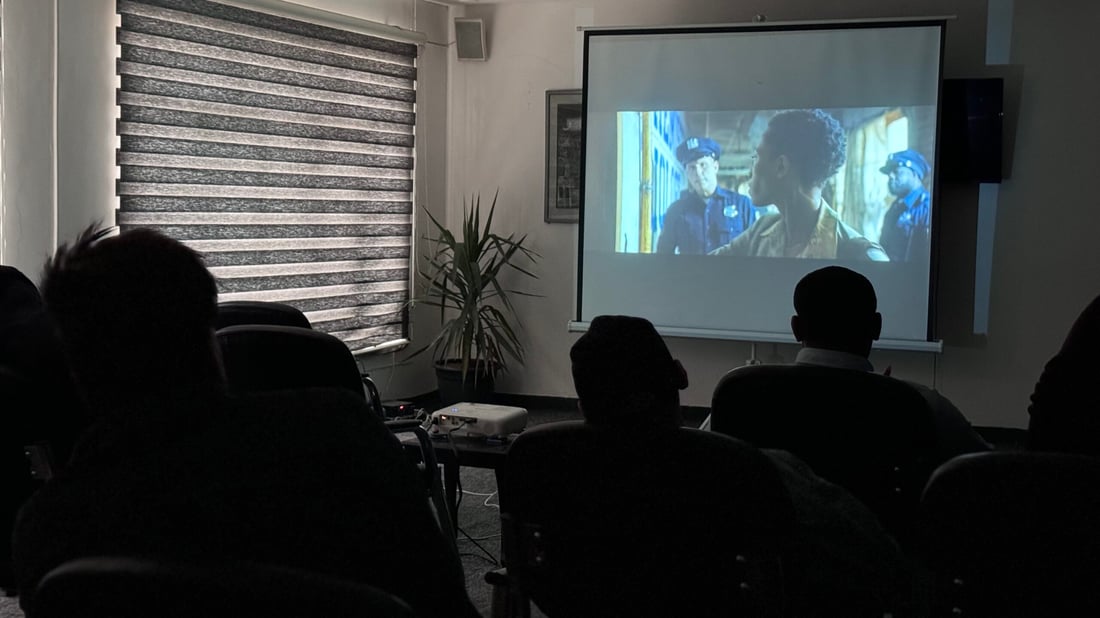 النجف تشاهد السينما “بشكل آخر”.. منظمة “موجة” تطلق نادي الأفلام مع dog man