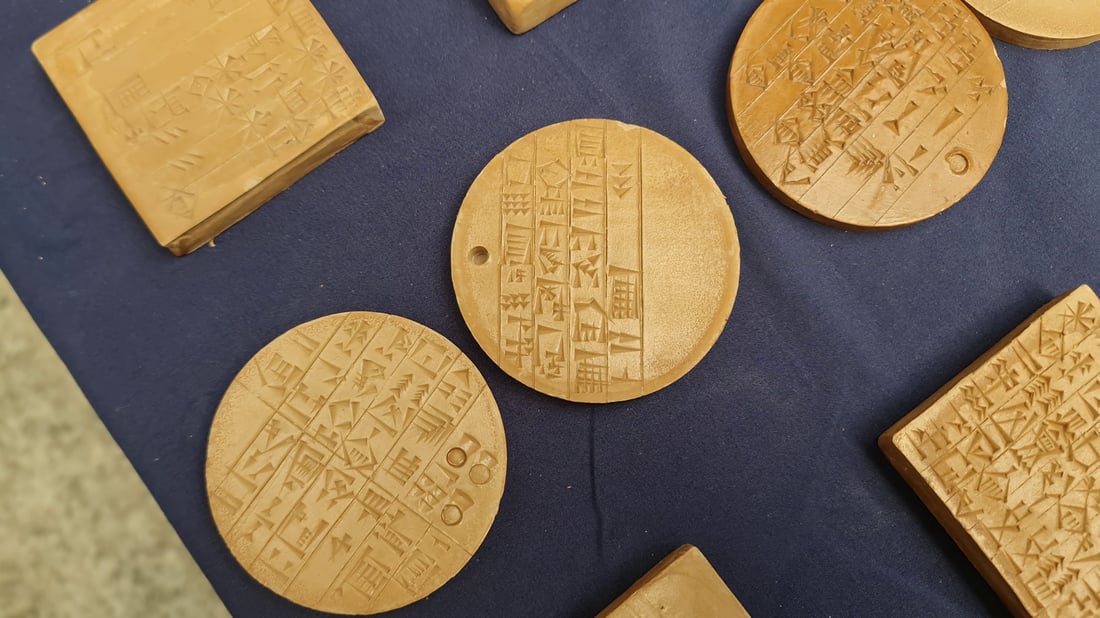 صور: طين السماوة ولغة سومر.. جامعة المثنى تستعرض مواهب طلابها في معرض فني