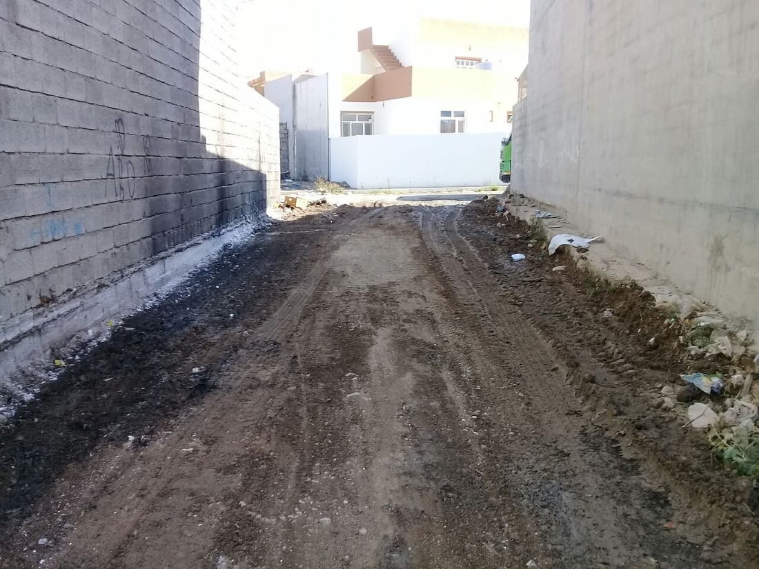 صور: بلدية آلتون كوبري تبحث عن “قلاب مجهول” قطع طريق الشاطئ والملاعب