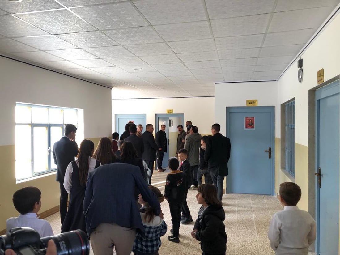 صور: “نادية مراد” تجهّز مدرسة جميلة لأطفال مدينتها