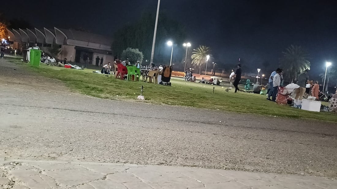 صور: البغداديون استمتعوا في آخر ليلة من العطلة الصيفية وأكلوا المشويات