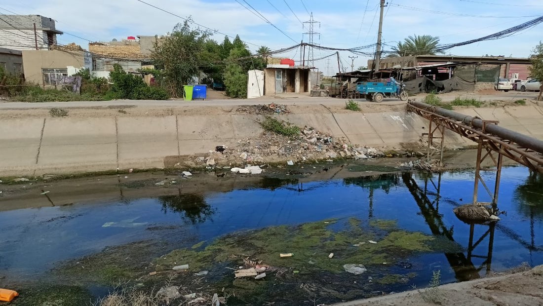 صور صادمة: مياه المجاري تختلط بالفرات والنفايات تغطي ضفاف طويريج