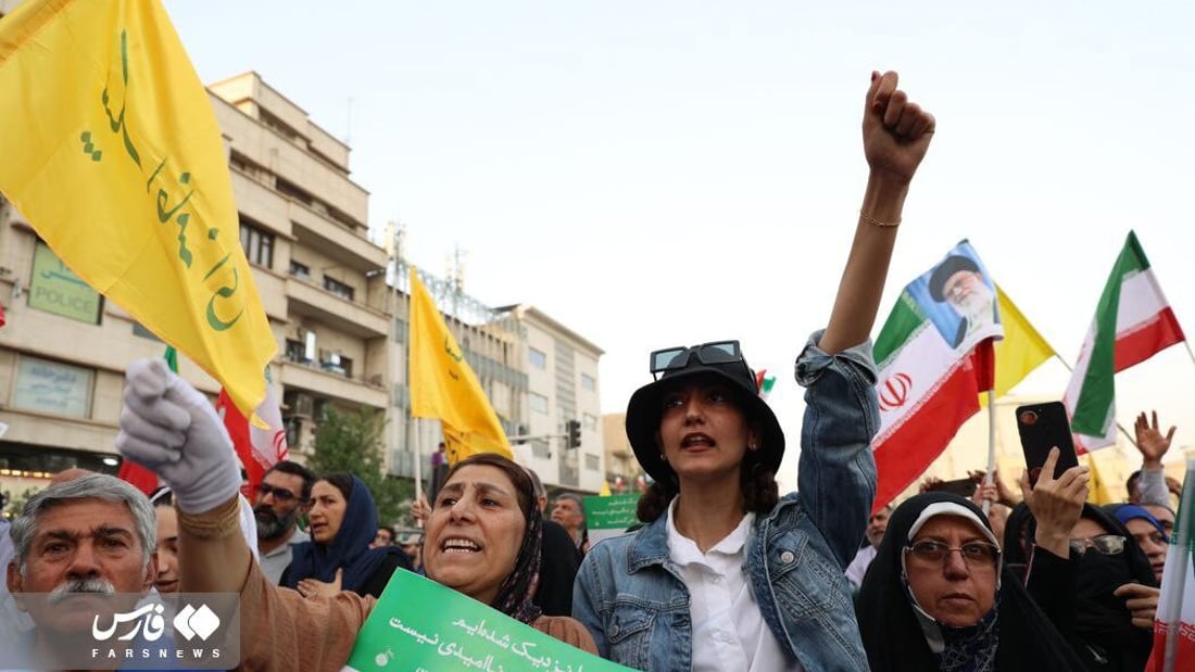 “الموت للأميركان”.. فيديو: طهران تحتفل بالنصر وشيراز تغني بالعربية