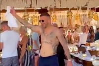 یاریزانێكی مانچێسته‌ر سیتی گێچه‌ڵی سێكسی به‌ كچێك ده...