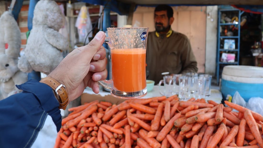 أبو حسين يعصر الجزر في الكاظمية ويشرح للزبائن فوائده: إنه يقوّي النظر