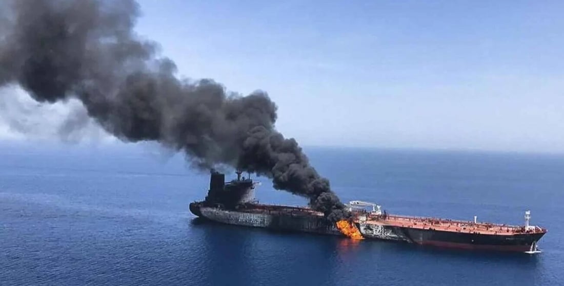 إصابة شخصين باستهداف سفينة شحن في مضيق هرمز