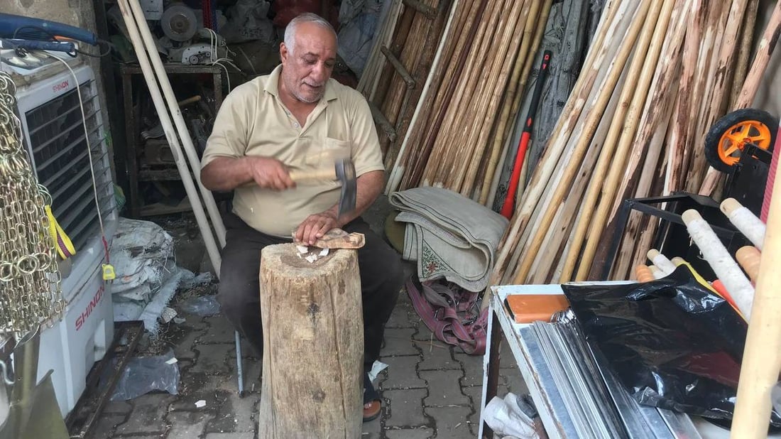 صور برائحة صفصاف الصويرة.. جعفر النجار يعرض صنائع يديه ويباهي بـ 100 عام مع الخشب