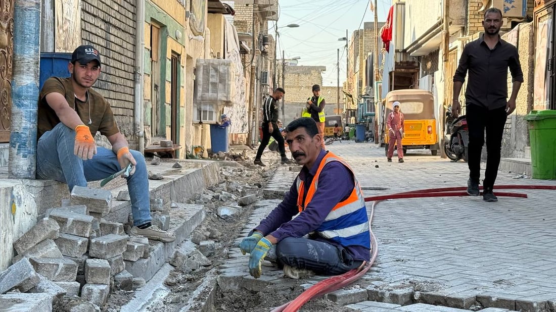 شيوخ أخيار يسهلون المهمة.. الكيبل الضوئي يسير بصعوبة في مدينة الصدر (صور)