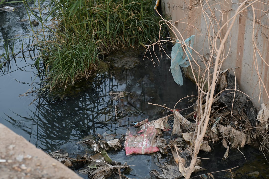 الصرف الصحي يختلط بخزانات مياه الشرب في منطقة الدبس(فيديو)