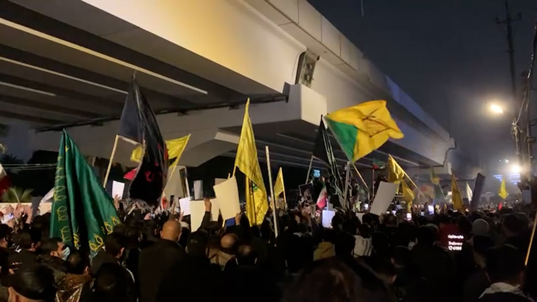 رايات الكتائب والنجباء تعود مع العلم الإيراني إلى الجسر المعلق في بغداد