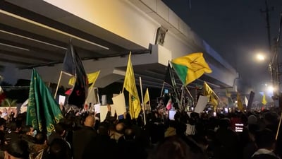 رايات الكتائب والنجباء تعود مع العلم الإيراني إلى الجسر المعلق في بغداد