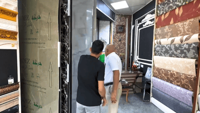 ورق الجدران يحل بديلاً عن صبغ الجدران.. وبائع يتحدث عن الأسباب والأسعار (فيديو)