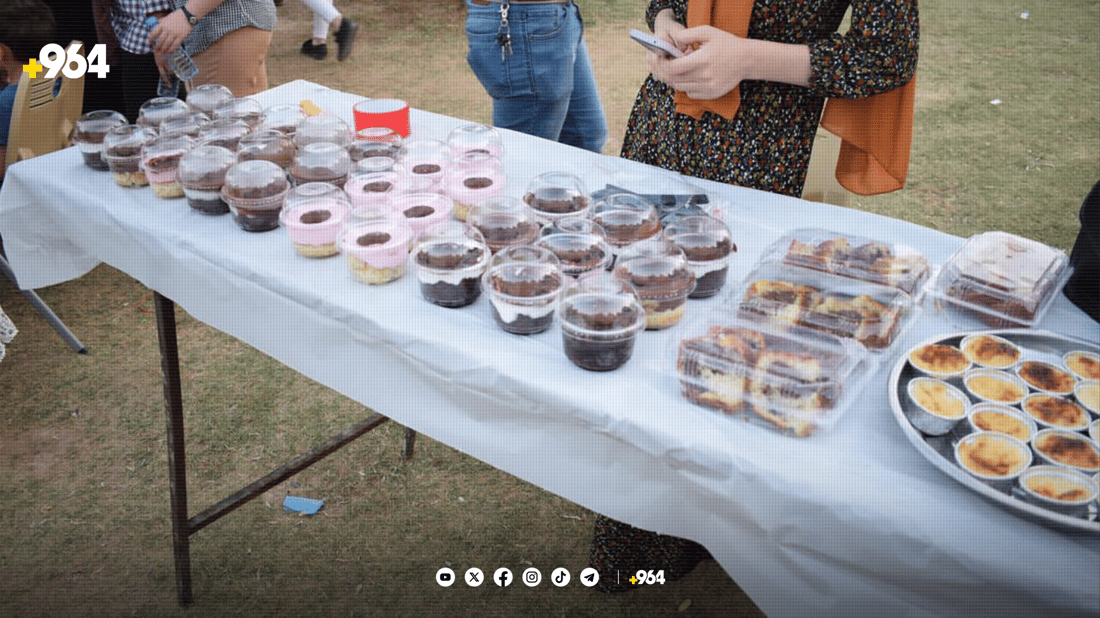 ژنان و کچانی دوزخورماتوو لە بازاڕی خاتوون بەرهەمەکانیان نمایش دەکەن