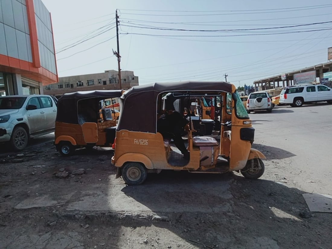 قلق في المشتل من حوادث “التكتك”.. الأهالي يطلبون حضور المرور في شارع المدارس