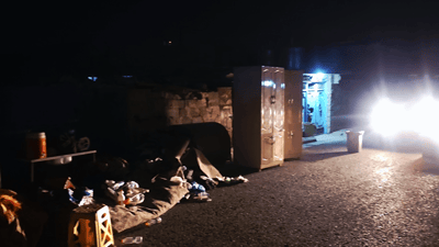 خاوەن خانوو دەریکردوون و بە کەلوپەلەکانیانەوە لە کۆڵان دەمێننەوە